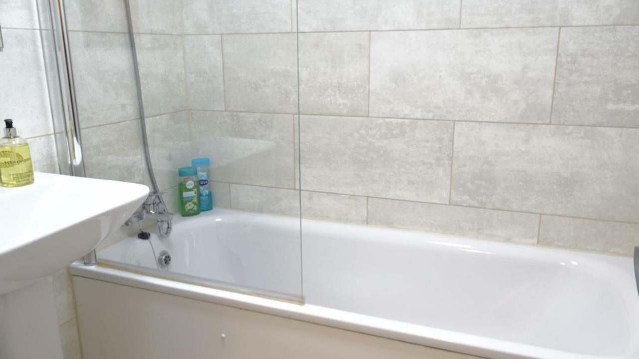 Appartement Luxury 2 Bed 2 Bath - Free Parking - 5Min To Airport - Sleeps 6 à Ashford  Extérieur photo