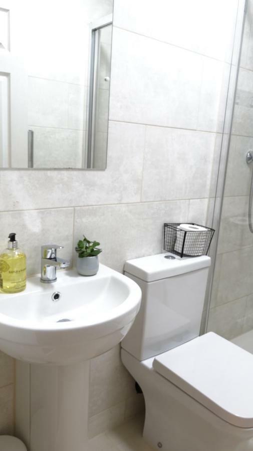 Appartement Luxury 2 Bed 2 Bath - Free Parking - 5Min To Airport - Sleeps 6 à Ashford  Extérieur photo